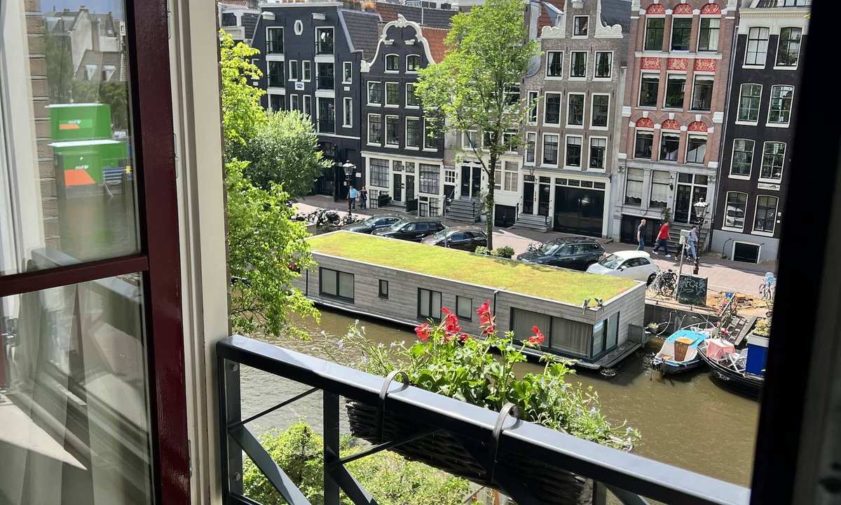 Haarlemmerbuurt Apartment | Apartment overlooking the beautiful Brouwersgracht canal in Amsterdam centre