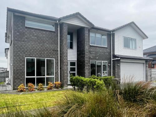 Flat Bush House | Parkside Elegance on Puoro St Near Shopping Centre