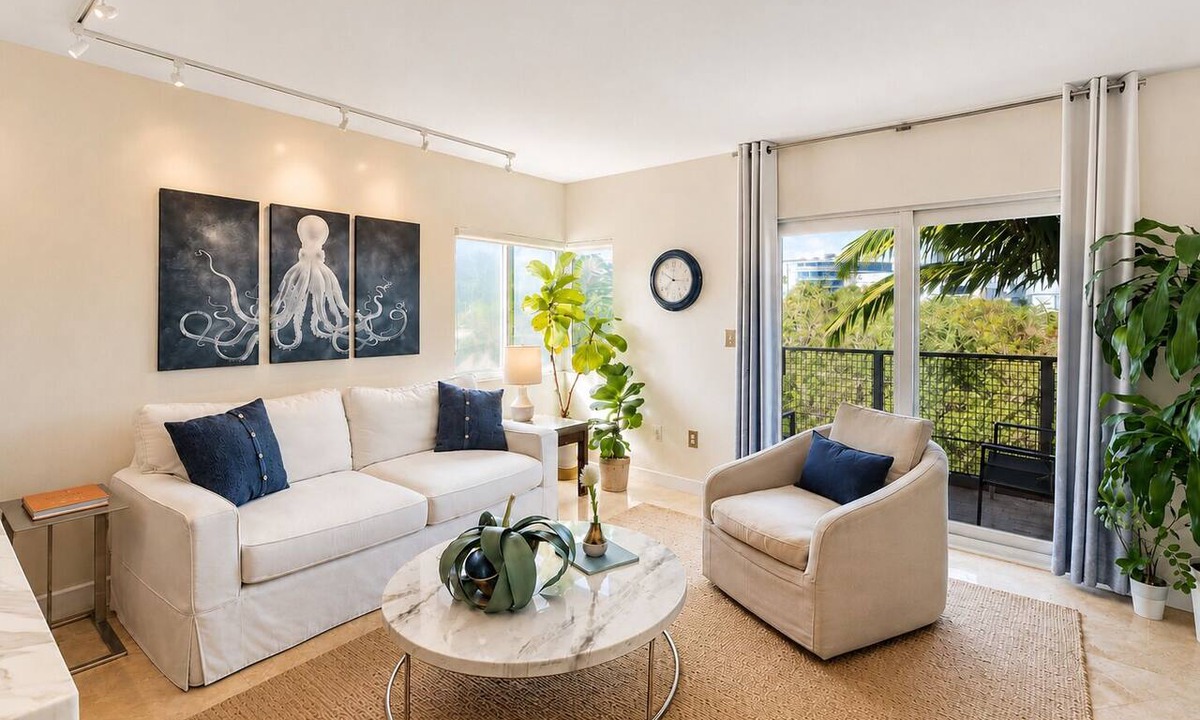 South Pointe Condo | SoFi Penthouse with Balcony, Walk to Beach&Parking