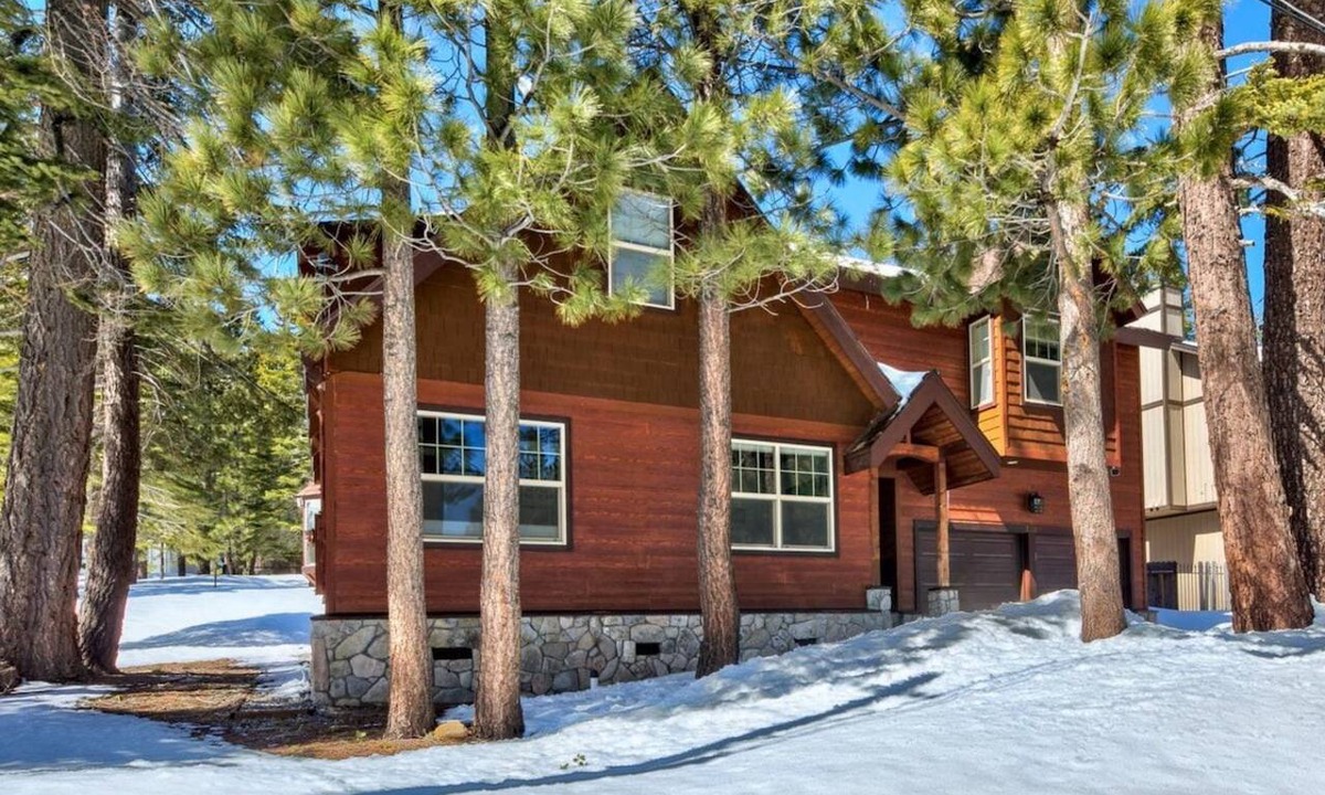 North Upper Truckee House | Spacious Tahoe Chalet Downstairs living