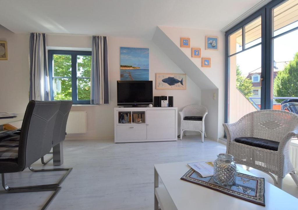 Ostseebad Boltenhagen Apartment | Sunny Apartment Near Boltenhagen Beach with Balcony