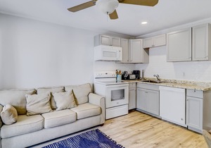 Charming second-floor condo with shared pool & picnic area - walk to the beach in Hilton Head