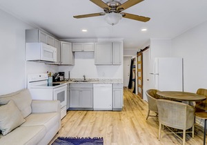 Charming second-floor condo with shared pool & picnic area - walk to the beach in Hilton Head