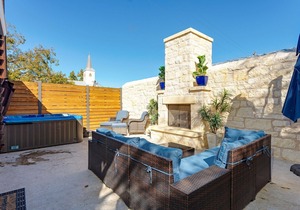 In Town Villas-Suite 5 |Private Hot Tub and Great Patio in Fredericksburg