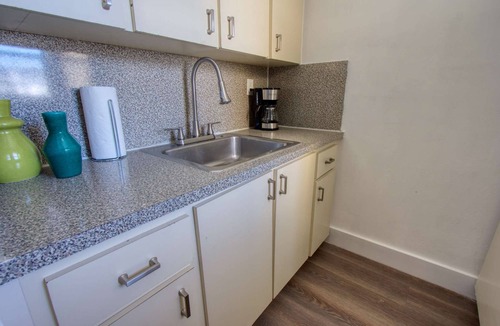 Midtown Condo | ✨ Amazing Renovated One Bedroom w/Free Parking and Pool