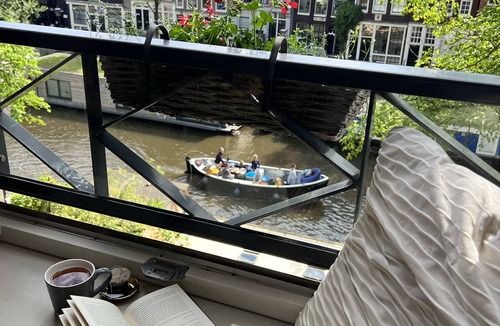 Haarlemmerbuurt Apartment | Apartment overlooking the beautiful Brouwersgracht canal in Amsterdam centre