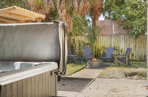 El Centro Beach Apartment | Bombastic Beach Home, HOT TUB, 8min WALK to Beach