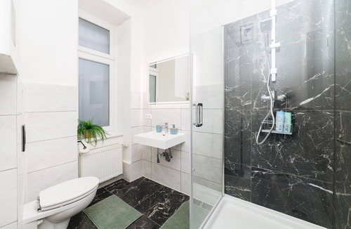 Charlottenburg Apartment | Deluxe Suite near Messe Berlin 2 Bathrooms 8 Guests