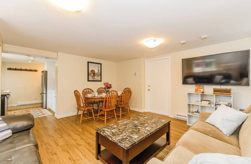 Saanich East House | Family Friendly 3Bath 5Beds Relaxing Yard Toys & Games, 4TV's Clean Quiet Secure