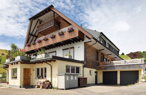 Hofsgrund House | Holiday Home 'Sport Rees - 7 Fewo Eventraum' with Mountain View, Private Terrace & Wi-Fi