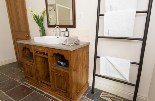 Macedon Bed & Breakfast | Hollyhock