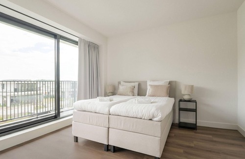 Zeewolde House | Luxury 6-person villa on the water with 3 bedrooms, 3 bathrooms, bath, balcony, spacious garden with swimming jetty and modern kitchen. Located at Villa Resort Harderwold near Harderwijk and the Veluwemeer.