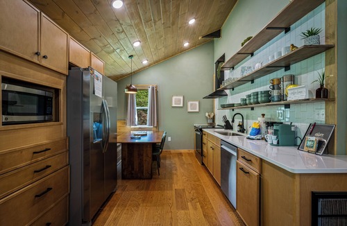 Gatlinburg - Pigeon Forge Cottage | Modern 2BR Creekside Cottage, Minutes to Pigeon Forge, No steep roads
