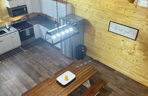 Stanton Cabin | NEW Charming 3-bedroom cabin with WiFi, Hot Tub & ATV trailer parking in RRG