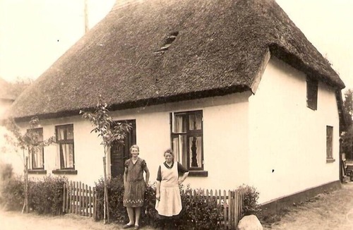 Spandowerhagen House | Nostalgia in a romantic holiday home with a thatched roof and fireplace in front of the island of Usedom