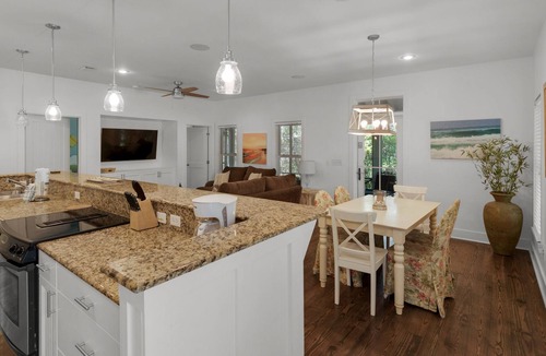 Seacrest House | ⭐Screened Porch~350yds to Beach~Community Pool~Southern Belle