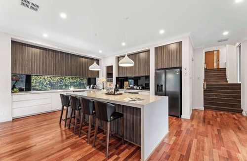 Doncaster House | Spacious 4BR Home Steps to Buses Westfield Doncaster