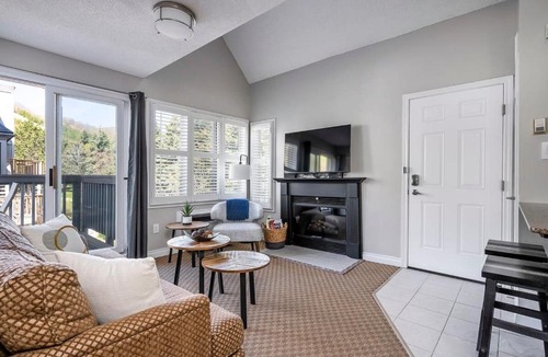 Craigleith Apartment | Stay A While Ski-In-Out Hot Tub & Shuttle