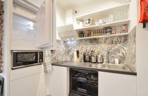 Schwabing-Freimann Apartment | Stylish city apartment for up to 8 people, 5 minutes walk to the subway.