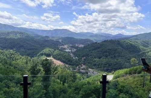 Gatlinburg Apartment | Top of Smoky Mtn One Bedroom Deluxe/Views