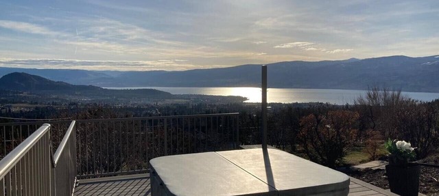 10 Acre Luxury Rosehill Estate:Heated Indoor Pool/Sauna/Hottub/Lakeview in West Kelowna
