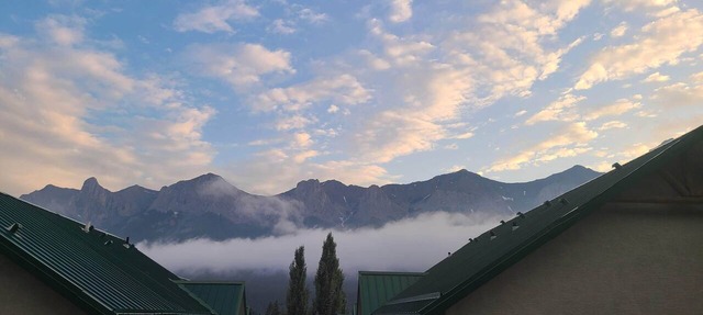 2 Bedroom Chalet between Canmore & Banff (sleeps 7 (up to 6 Adults and 1 Child) in Harvie Heights