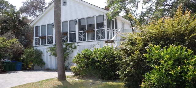 2 Bedroom Lovingly Restored 1925 Cottage 1 1/2 Blocks From Beach in Tybee Island