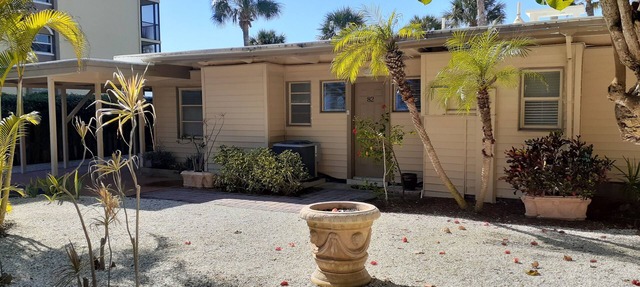 2 BR Beach front villa with enclosed lanai overlooking the pool in Longboat Key