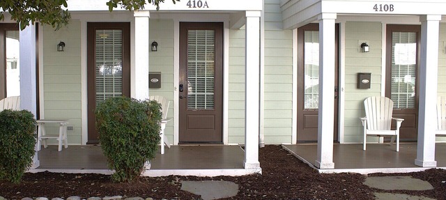 2BR Virginia Beach townhouse with king suite, balcony, WiFi, parking. in Virginia Beach