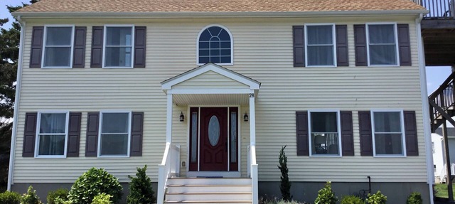 5 minutes walk to the beach! UPDATED 6 bedroom w/ocean views, rooftop deck, AC in Narragansett