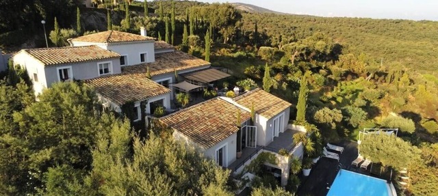 5* villa with MAGIC SEA VIEW, infinity pool with solarium. in Grimaud