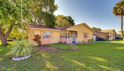 7 Mi to Satellite Beach: Melbourne Home w/Yard in Melbourne