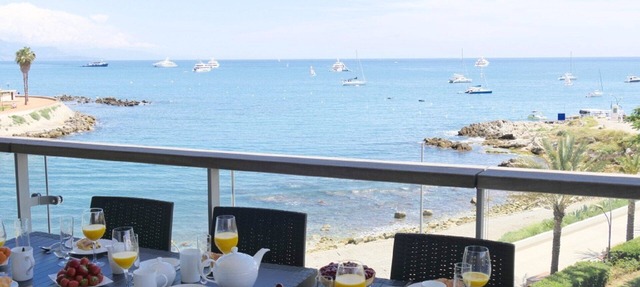 A luxury apartment with stunning views over the bay of Antibes in Antibes