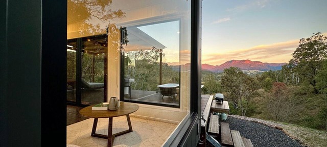 A tranquil getaway awaits. Luxurious cabin with breath-taking mountain views. in Darlington