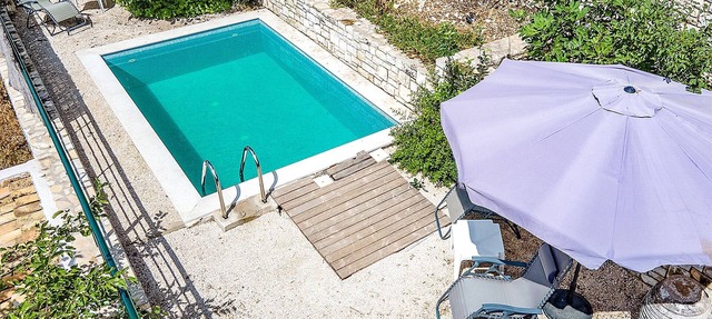 Adamantia: Stone Apartment with Pool, WiFi & Outdoor BBQ in Katsimatika