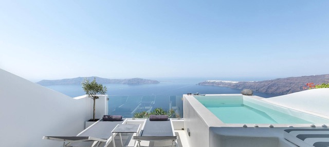 Aether Suite with hot tub and sea view by Caldera Houses in Merovígli