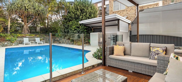 Alex Poolside Luxury: Pet friendly + Walk to beach in Mooloolaba Region