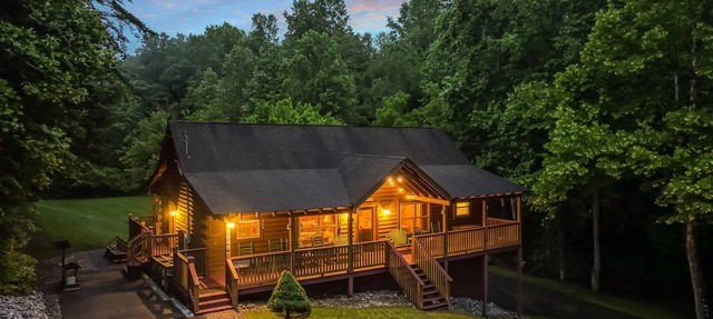 Amazing & beautiful with huge yard for kids to play with outdoor games, fire pit in Sevierville