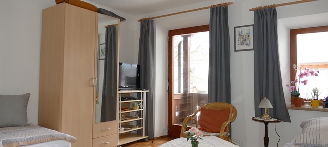 Apartment 3, 30 sqm, 1-2 persons, living-bedroom, kitchen, bathroom in Marquartstein