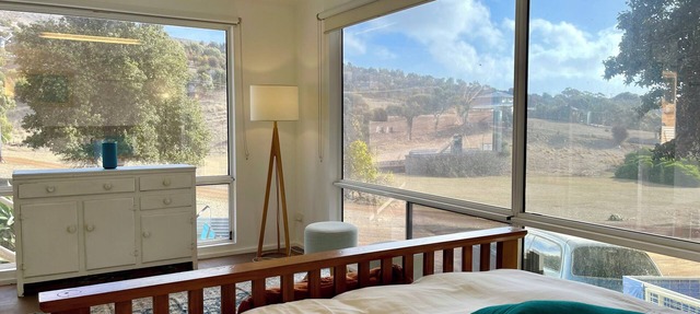 Apartment amongst the Kangaroos and only a 3 minute walk to Snelling Beach in Middle River