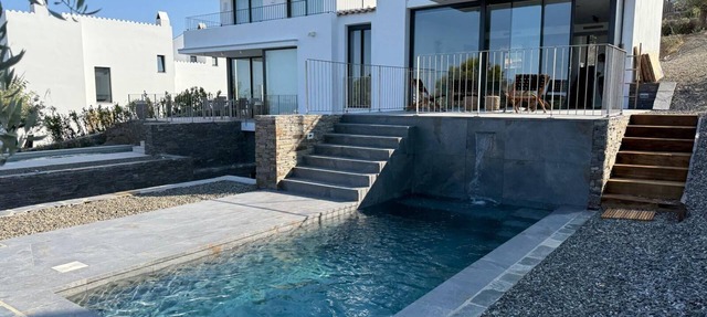 Architect-designed villa - 4 waterfront suites with private pool in Cadaqués
