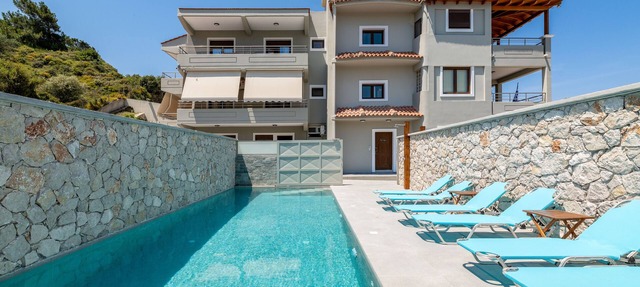 Athena PoolFront Suite in Κρεμαστή