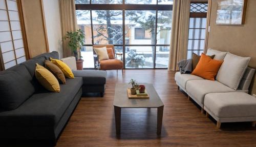 Authentic & Relaxing Monkey Park Getaway in Yamanouchi