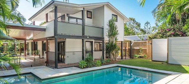 Bangalleys - beachside retreat with large pool in Suffolk Park