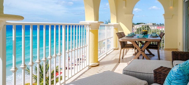Beachfront 2-bed Apt with two pools - Sapphire 401 in Dover