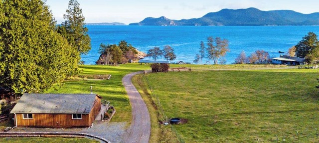 Beachfront Cottage on Buoy Bay with Beach Access and Boat Moor in Eastsound