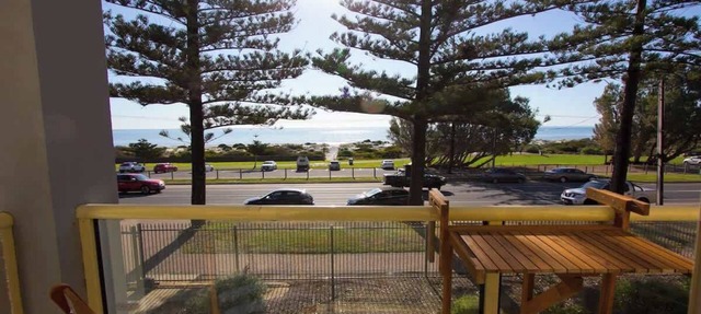 Beachfront self contained upstairs apartment in Semaphore