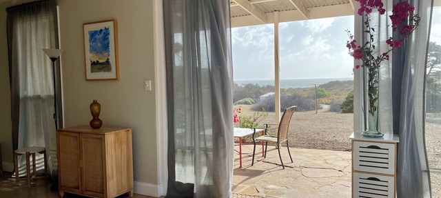 Beachside Studio styled space with sea views and 3 minute walk to the beach in Middle River
