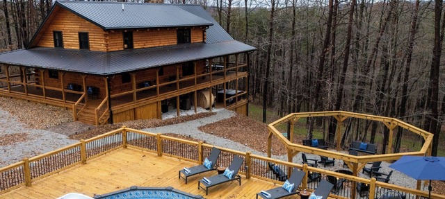 Blackburn Chalet! Pickelball Ct~Pool~Hot Tub~Sauna~Cold Plunge~Pet Friendly! in Logan
