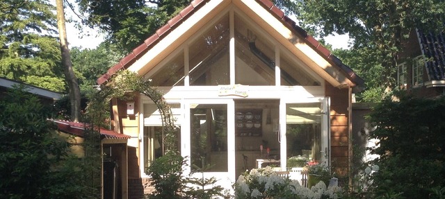 Bungalow very idyllic. Right on the forest, dunes and beach. in Bergen (NH)